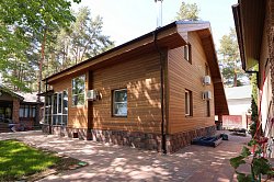 Дом с фасадом из термированного дерева